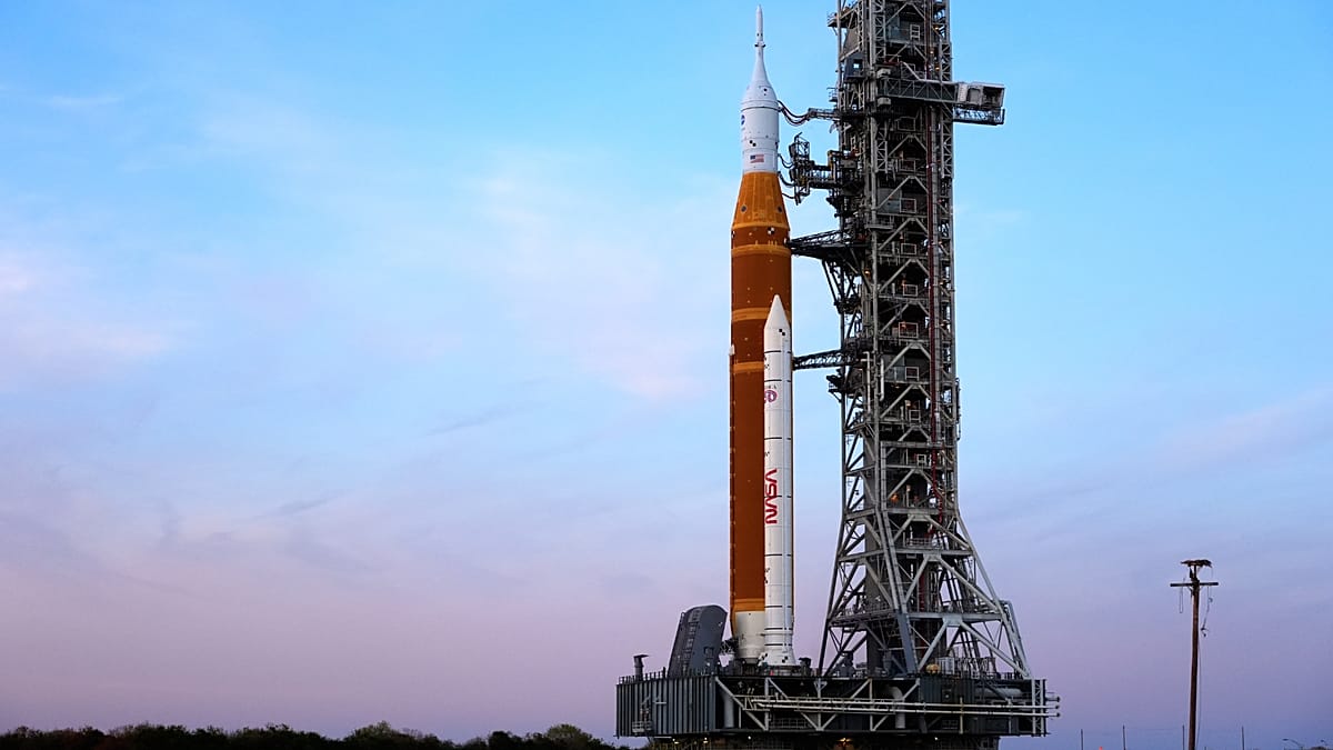 NASA Clears Moon Rocket for April Launch with 4 Astronauts