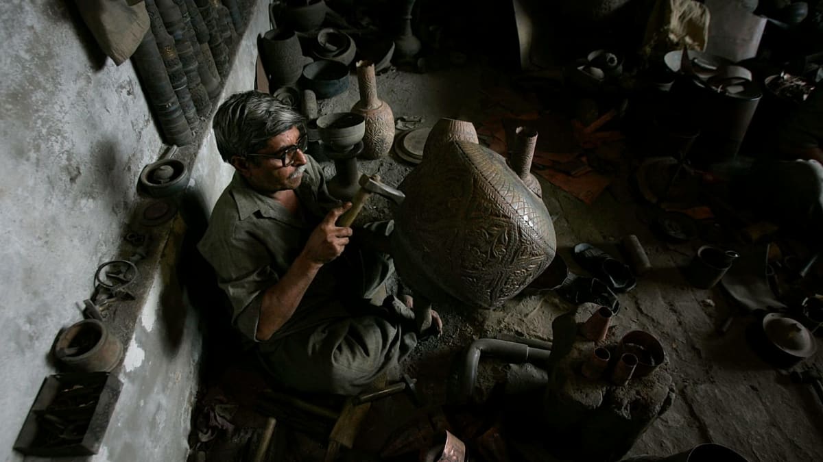 Artist Engraves Portraits on Tombstones in Pakistan - Image 2