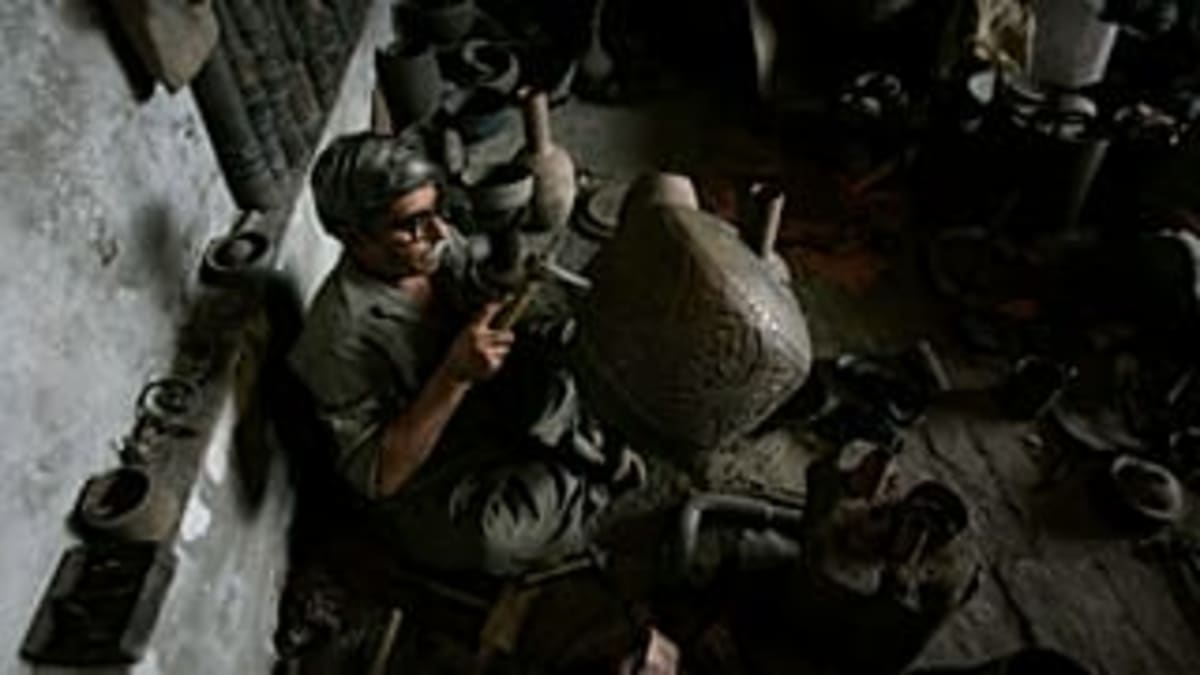 Artist Engraves Portraits on Tombstones in Pakistan - Image 3