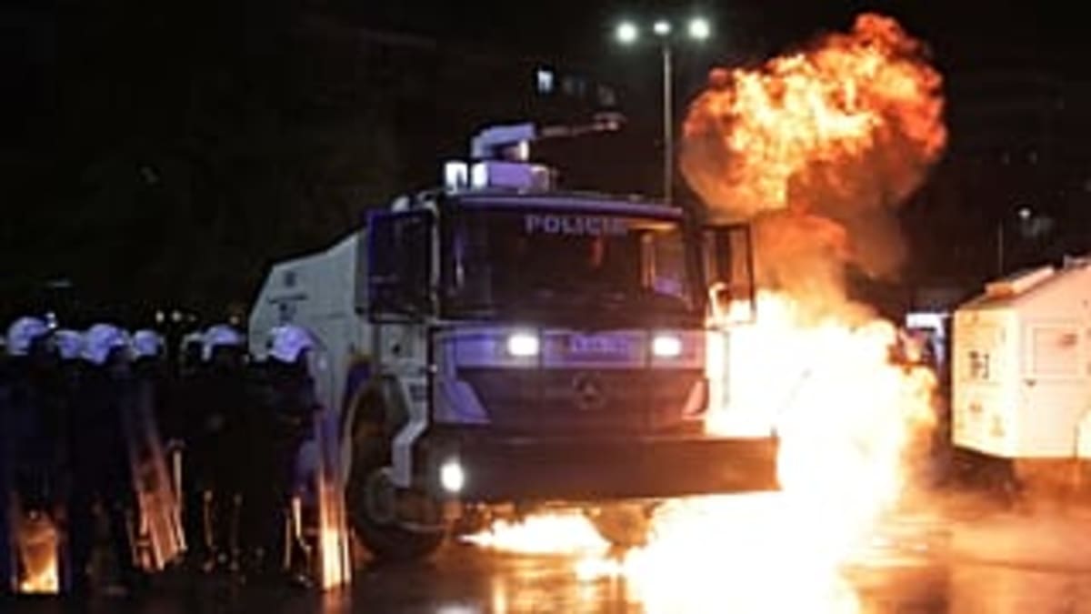 Paris Mayor Bikes to City Hall on First Day - Image 5
