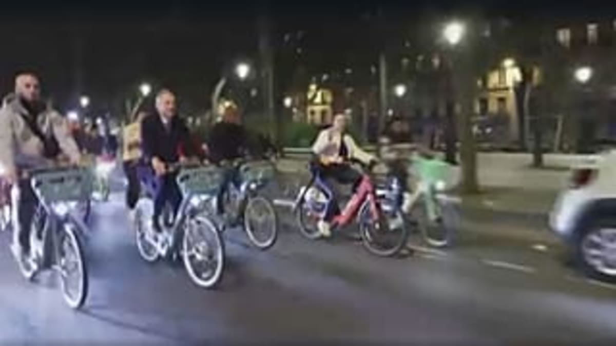 Paris Mayor Bikes to City Hall on First Day - Image 3