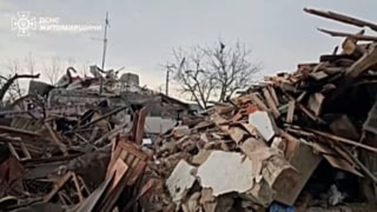 Pope Leo XIV Carries Cross Through All 14 Stations in Rome - Image 4