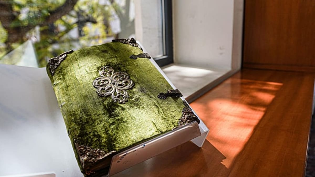 Police Recover 500-Year-Old Spanish Velvet Guild Manuscript - Image 2