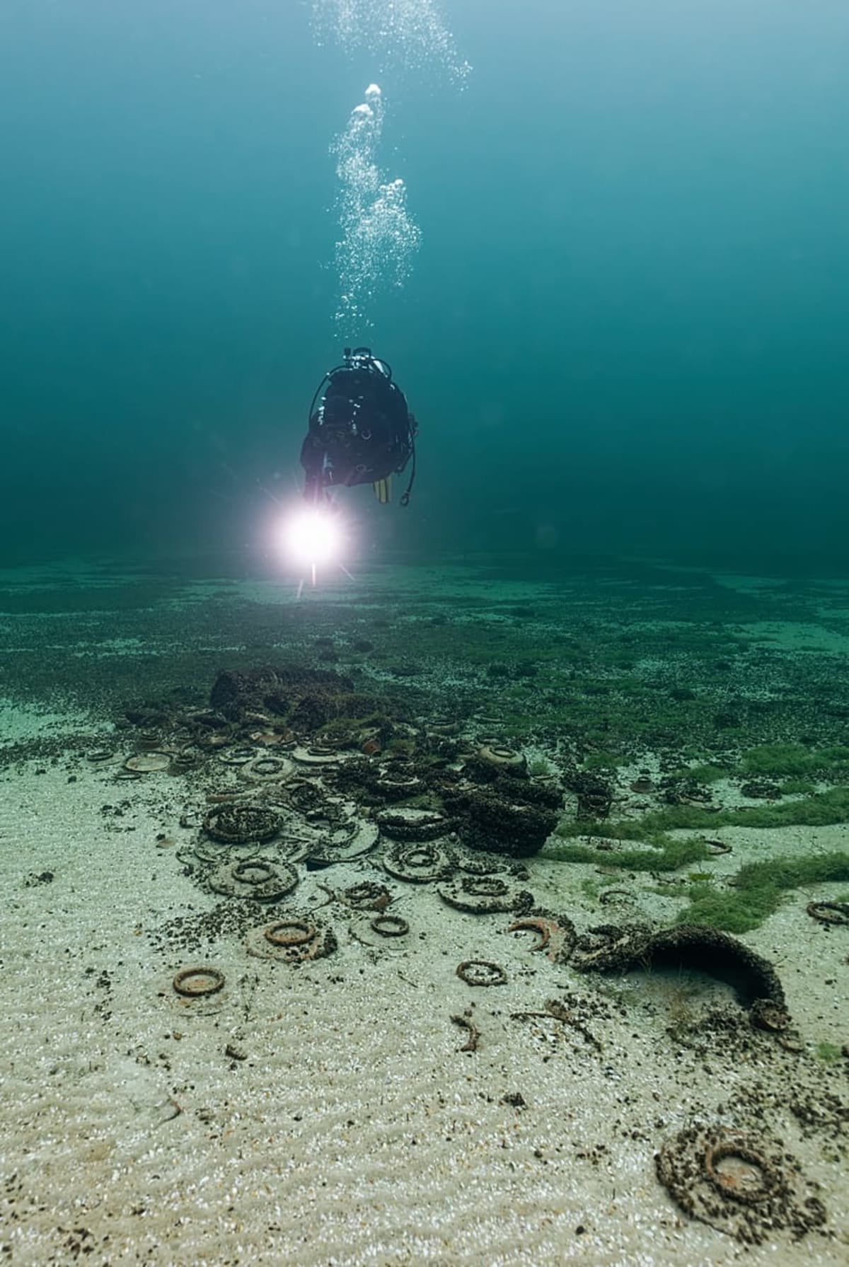 Divers Find 1,000 Roman Artifacts in Swiss Lake - Image 3