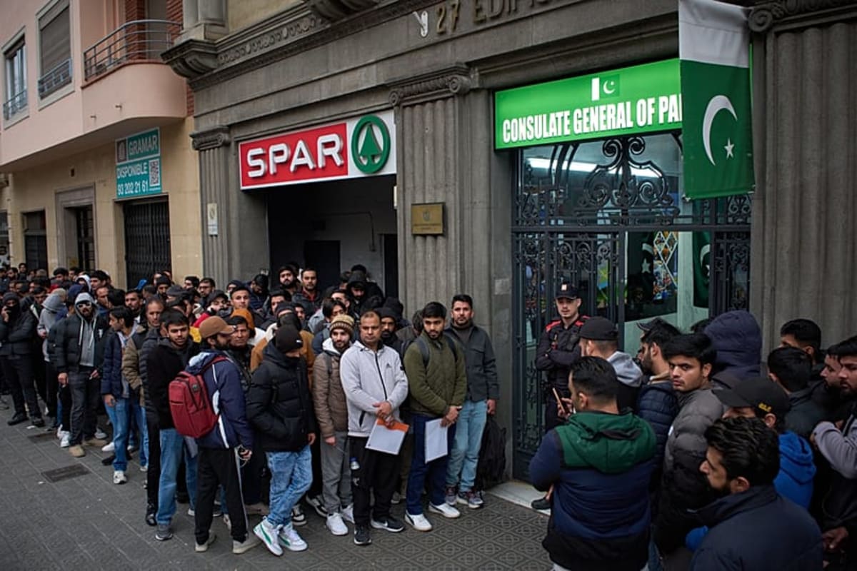 Spain Opens Path to Legal Status for 500,000 Immigrants - Image 3