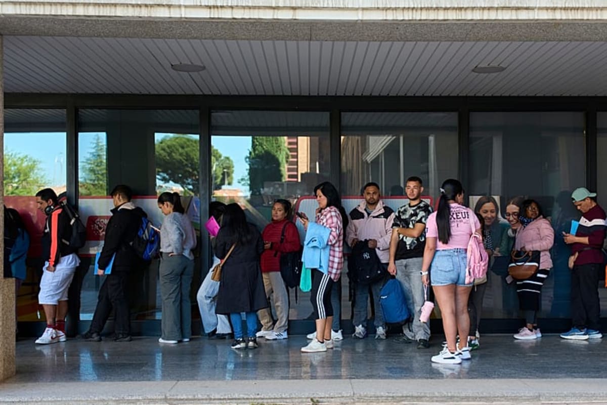 Spain Gives 500,000 Workers Path to Legal Status - Image 2