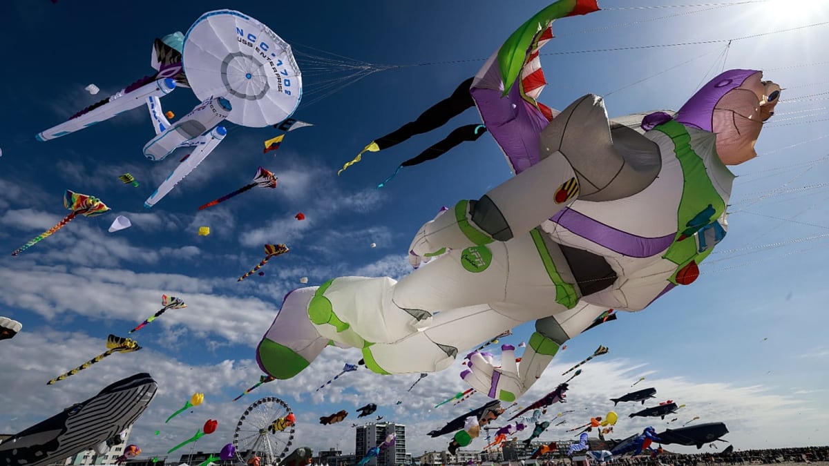 800,000 Flock to France's Giant Kite Festival - Image 2