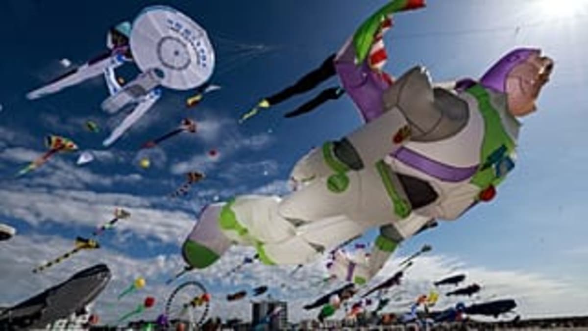 800,000 Flock to France's Giant Kite Festival - Image 3