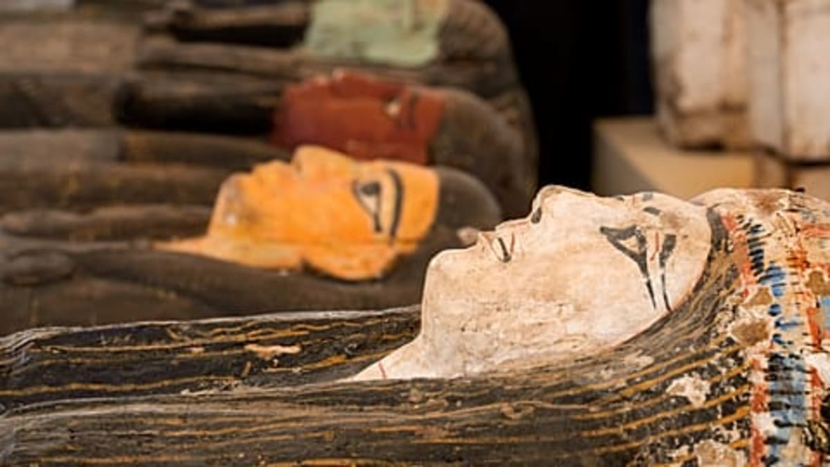 Egypt Discovers 18 Ancient Tombs with 'Golden Tongue' Rituals - Image 2
