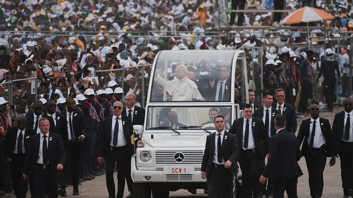 100,000 Gather for Pope's Message of Hope in Angola - Image 2