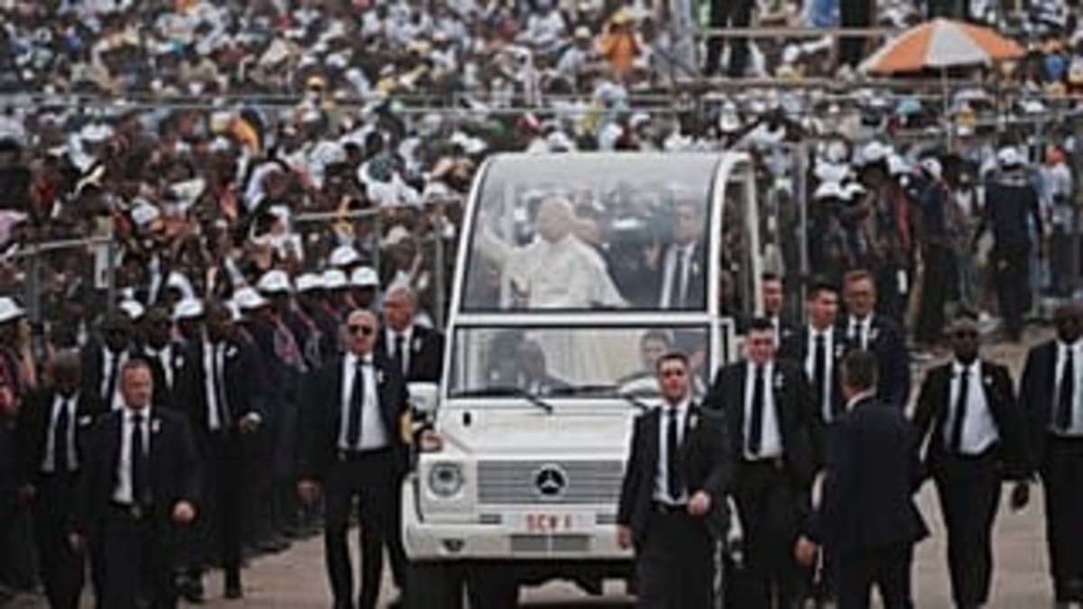 100,000 Gather for Pope's Message of Hope in Angola - Image 3