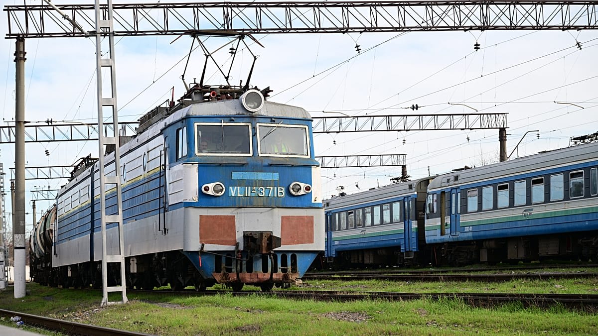 Map showing Armenia and Azerbaijan border region with symbolic trade connection between nations
