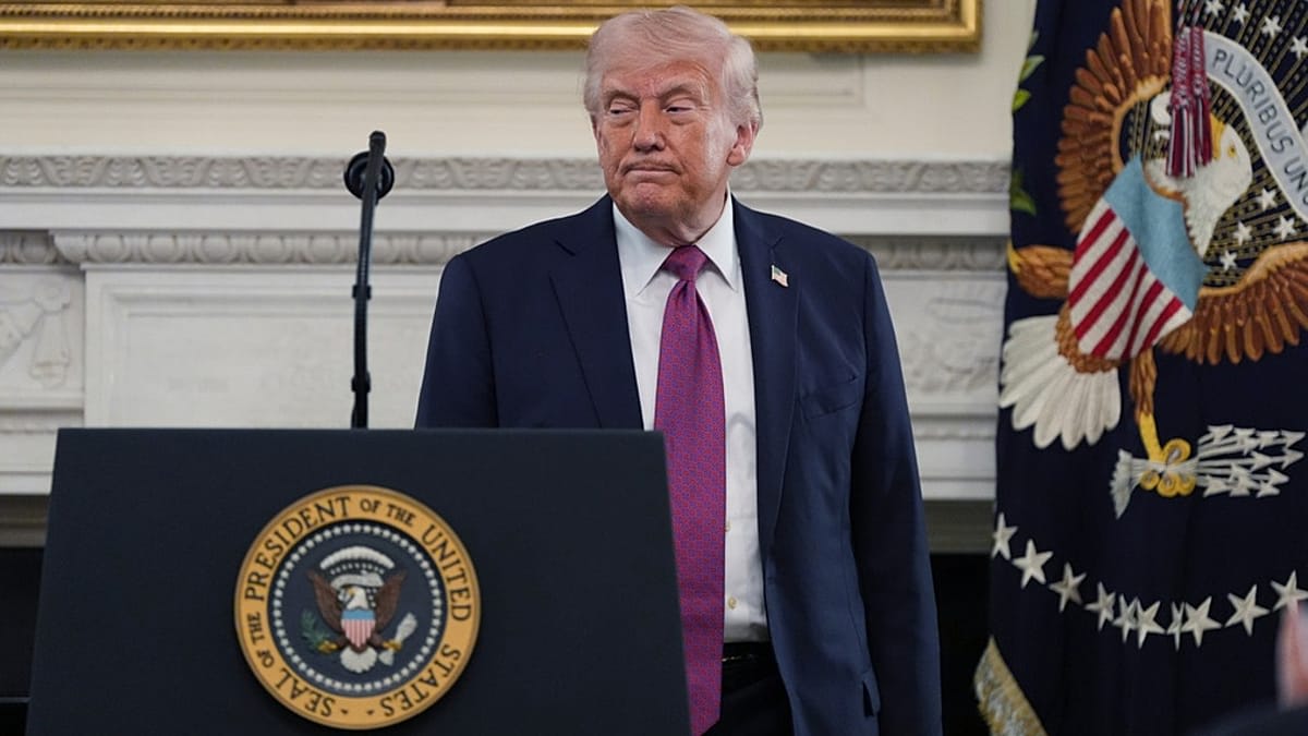 Pakistani and American flags side by side representing diplomatic mediation efforts for peace