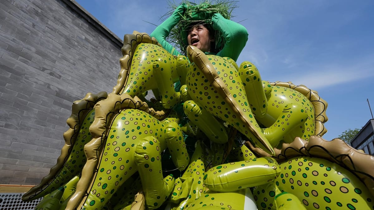 Beijing Artist Wears Balloon Dinosaurs for Earth Day - Image 2