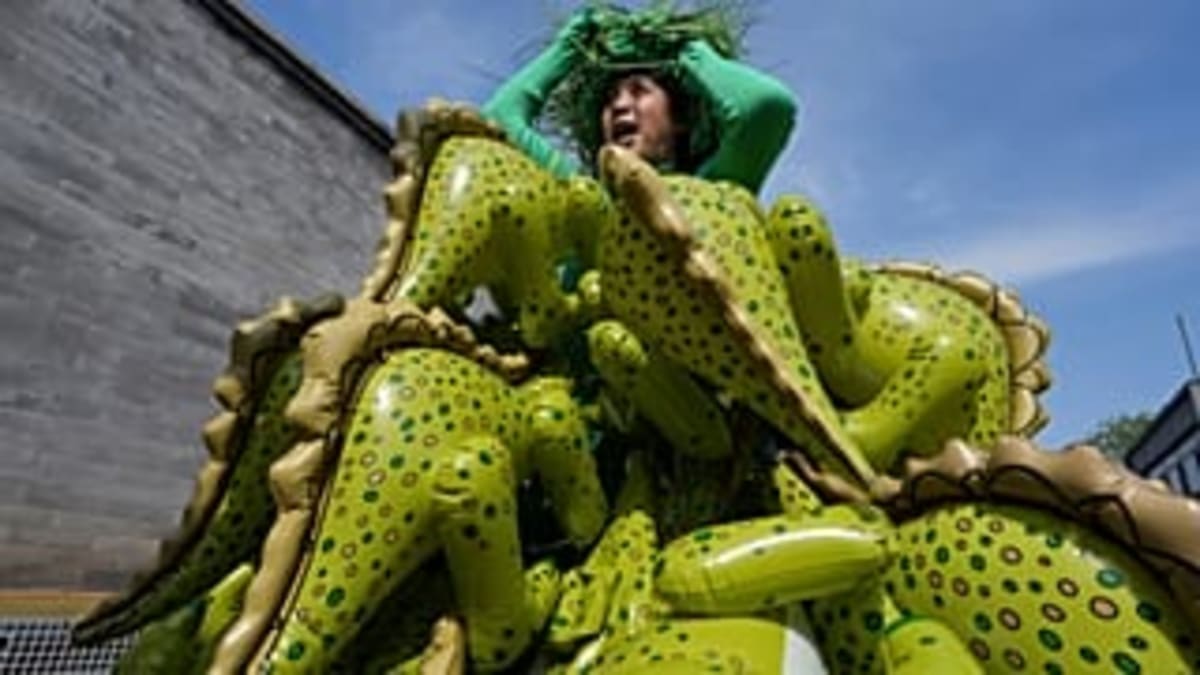 Beijing Artist Wears Balloon Dinosaurs for Earth Day - Image 3