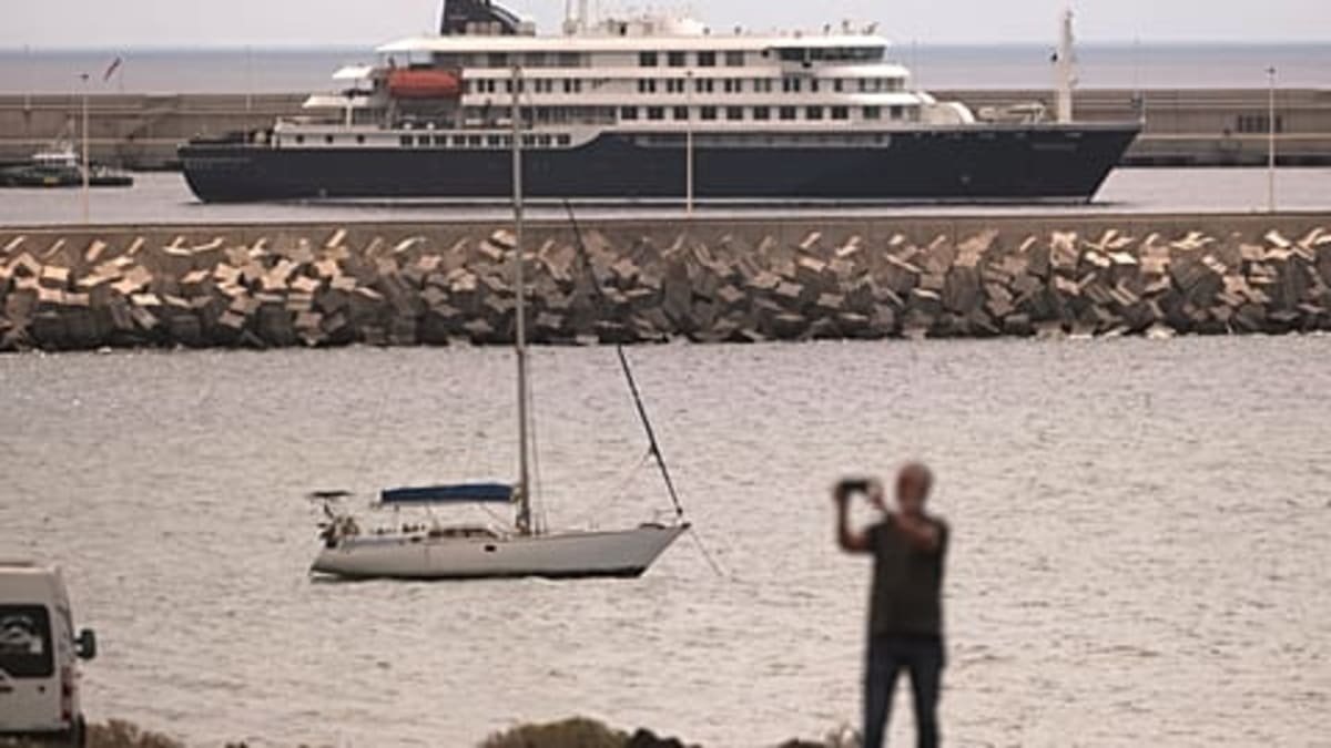 Spain Safely Evacuates Hantavirus Cruise Ship Passengers - Image 4
