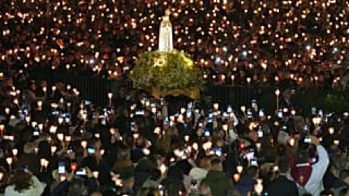 250,000 Pilgrims Light Up Fatima Shrine in Portugal - Image 3