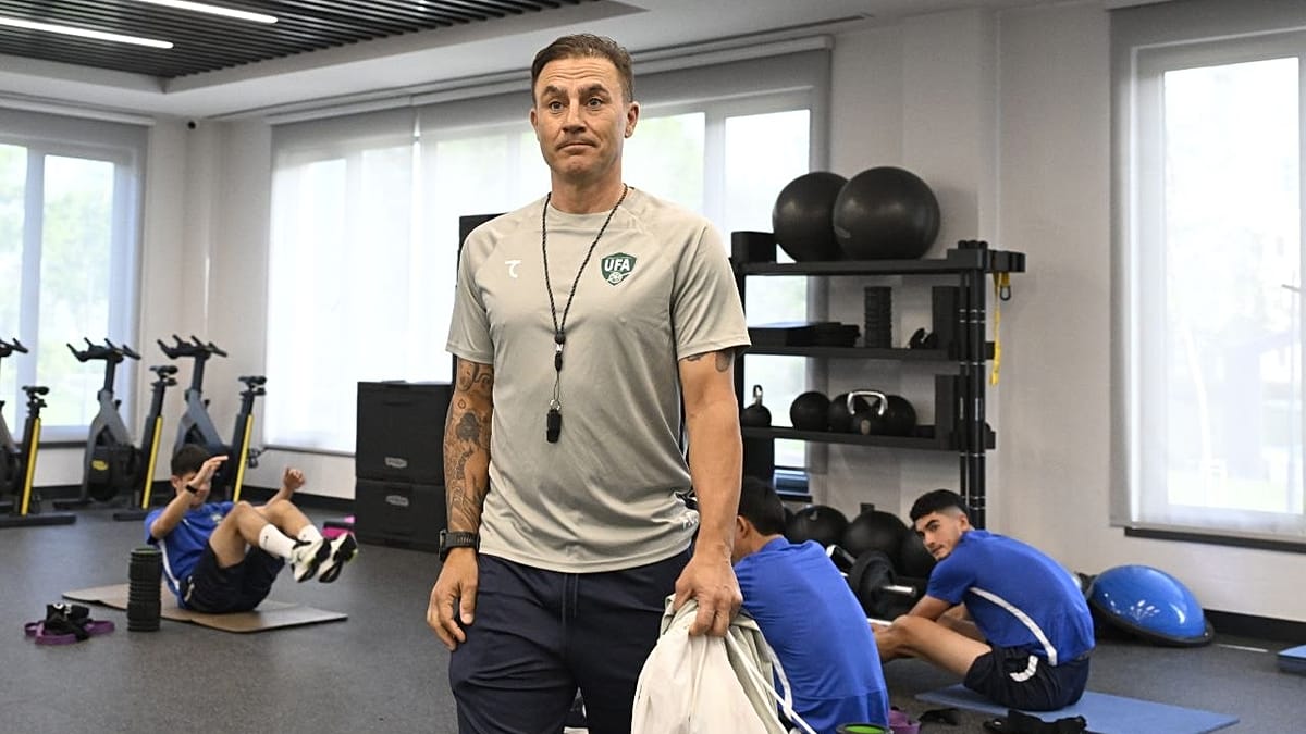 Fabio Cannavaro standing with Uzbekistan national football team players during training session