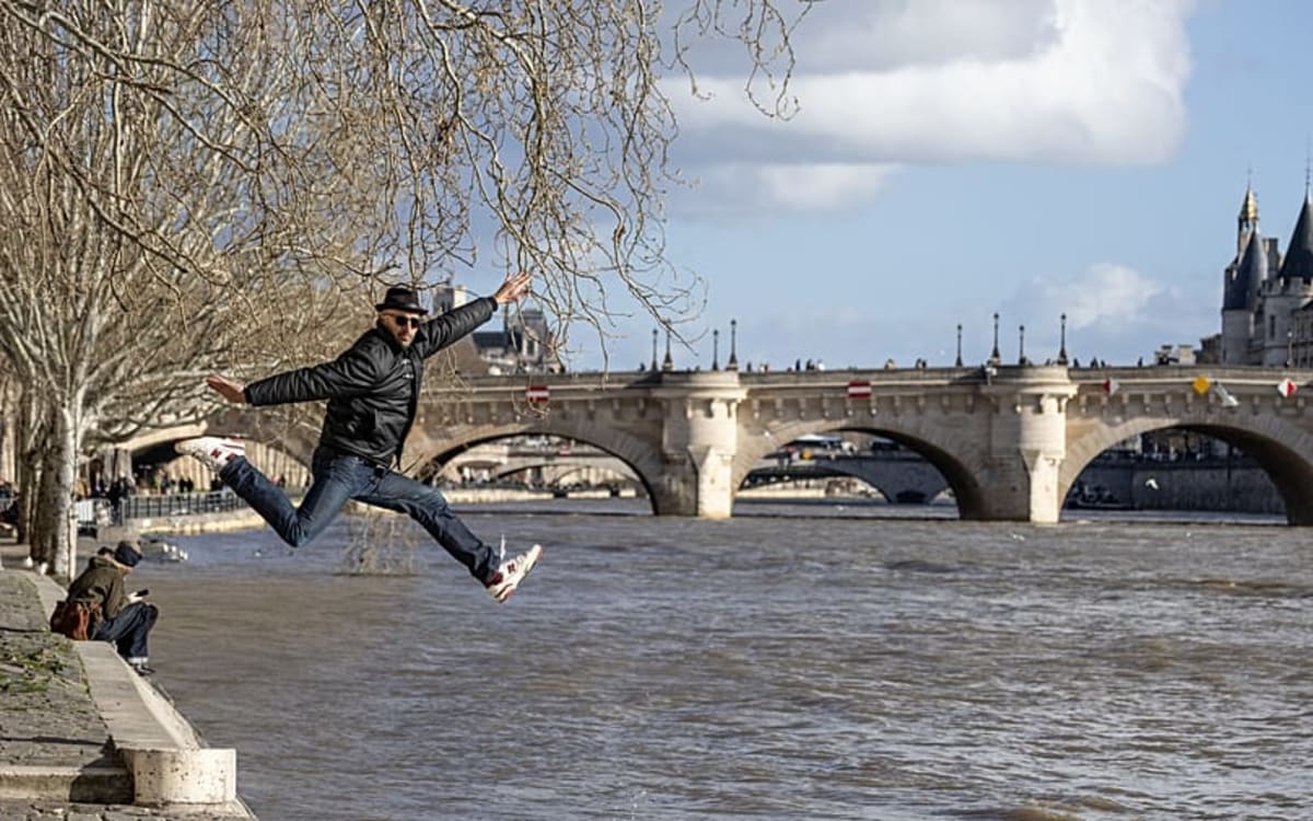 Paris Bridge Becomes a Cave for 3 Weeks Starting June 6 - Image 2