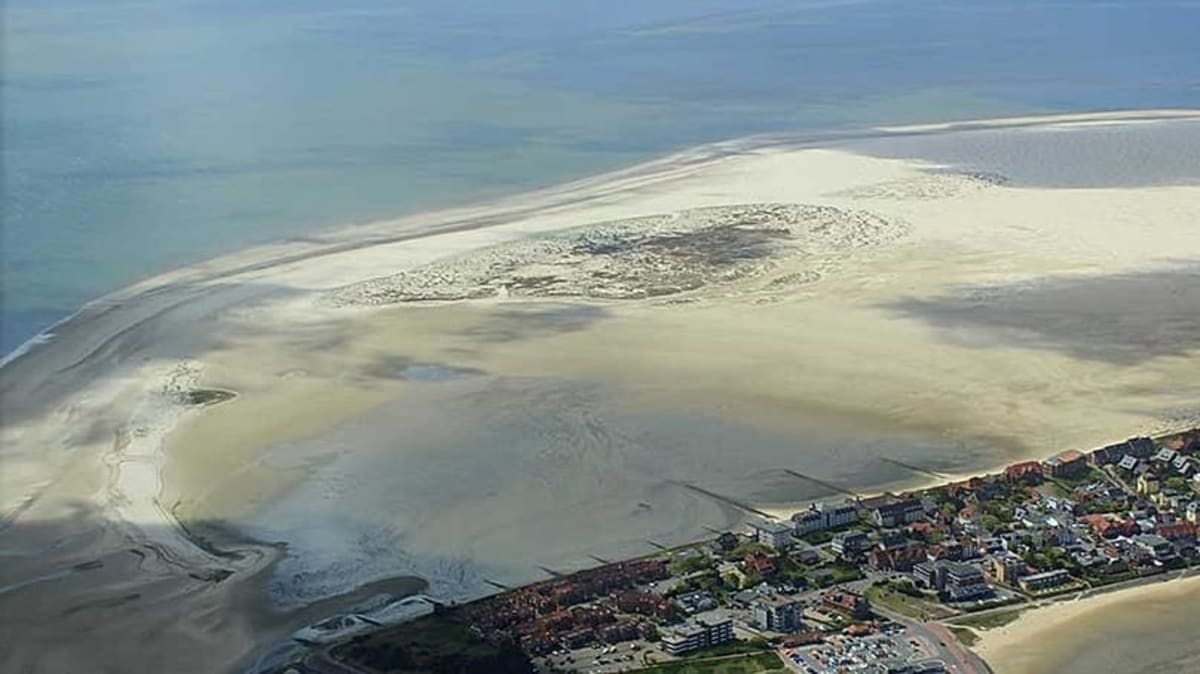 Germany's Kniepsand Beach: 1,400 Football Fields of Sand - Image 4