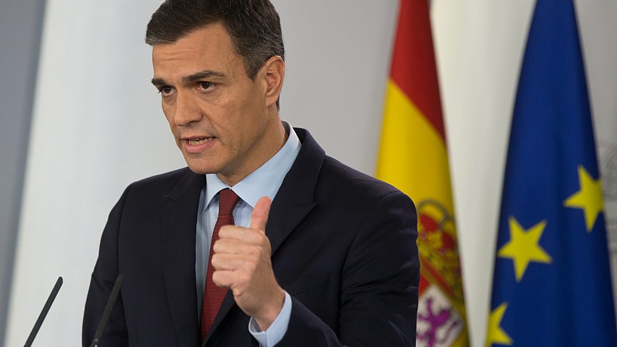 Spanish Prime Minister Pedro Sánchez presenting the Social Climate Plan with renewable energy graphics