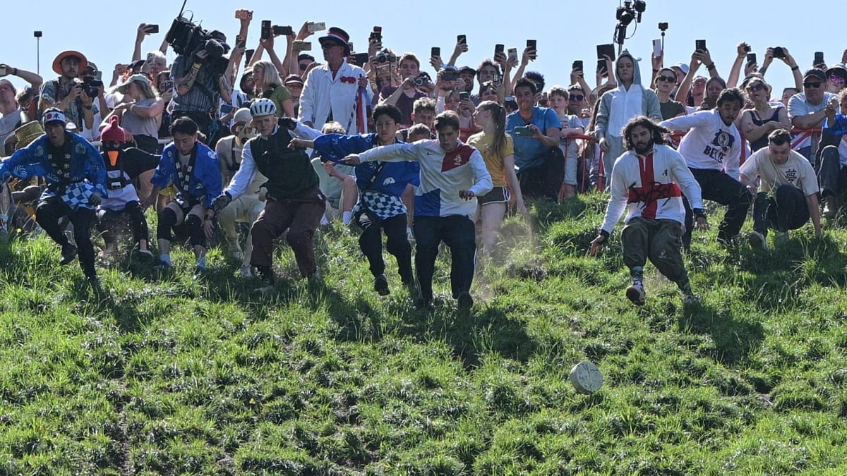 UK Cheese Rolling Race Draws Thousands to Ancient Tradition - Image 2