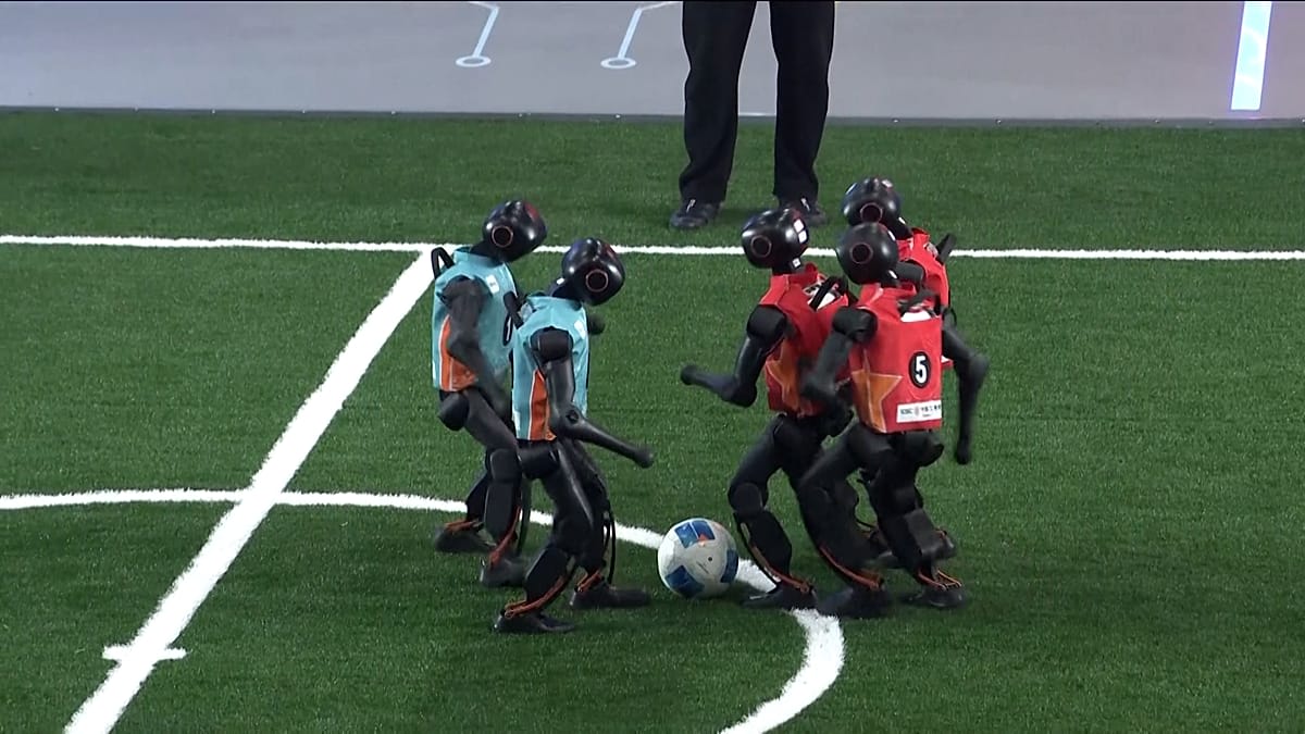 Beijing High Schoolers Code Robots for First Soccer Tourney