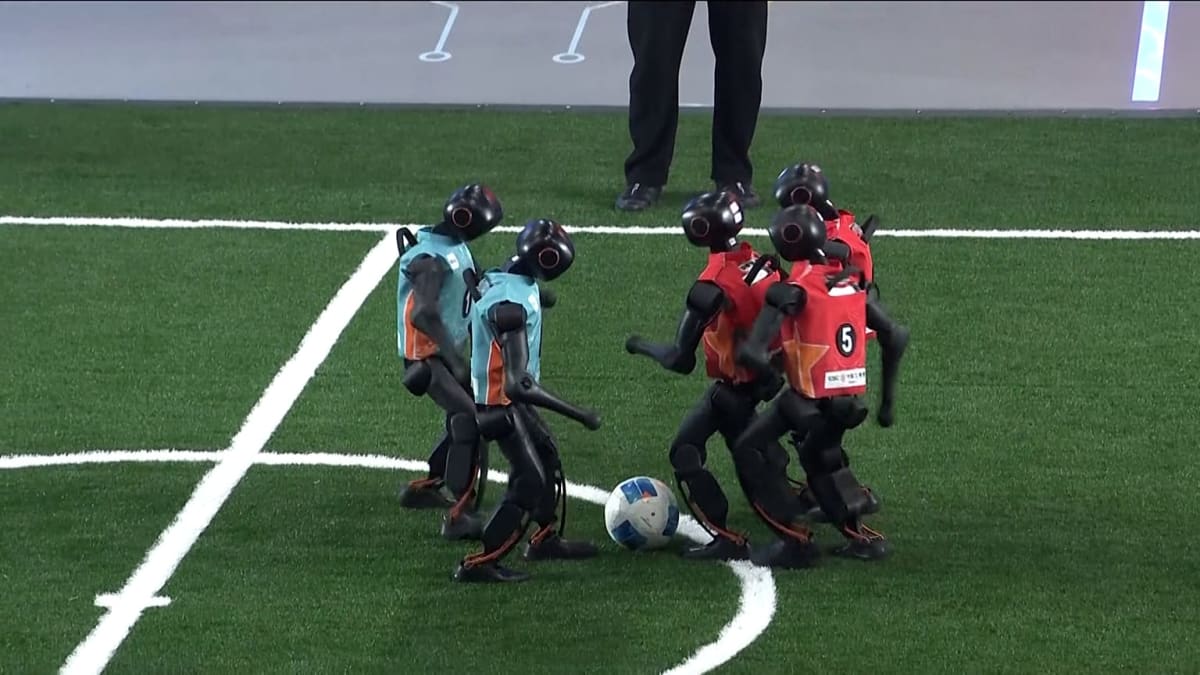 Beijing High Schoolers Code Robots for First Soccer Tourney - Image 2