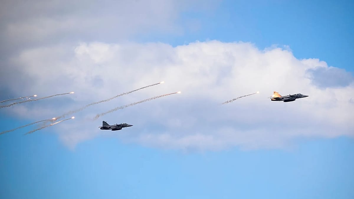 Sweden Donating 16 Fighter Jets to Ukraine Starting 2027