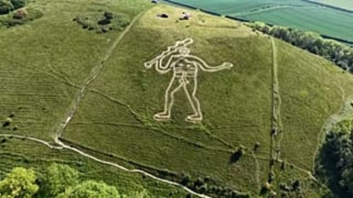 Ancient UK Giant Gets Fresh Chalk After 1,000 Years - Image 3