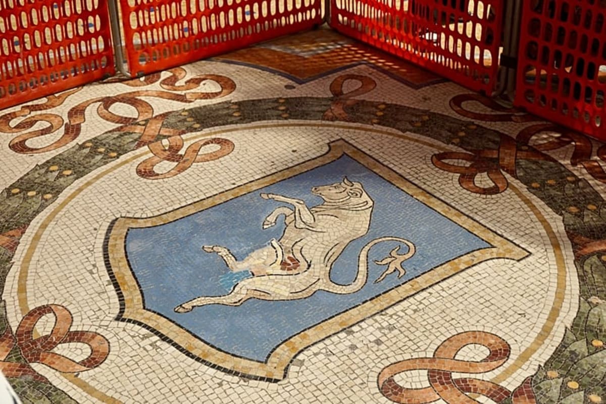 Milan Restores Famous Bull Mosaic Worn by Good Luck Seekers - Image 2