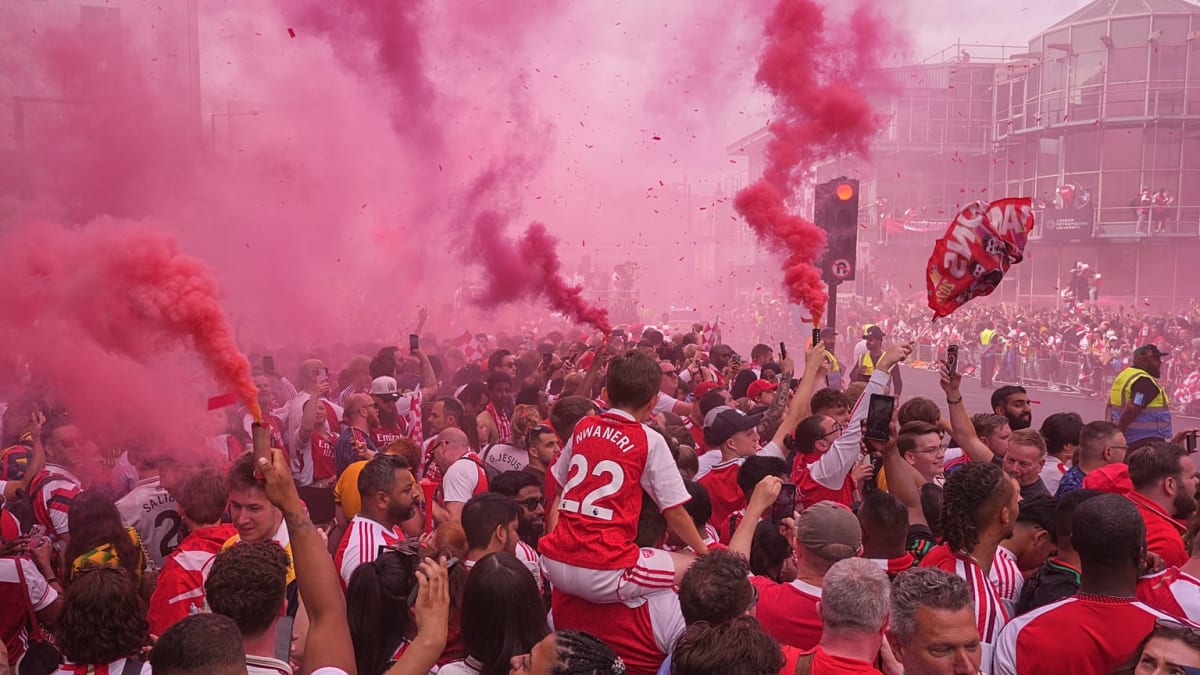 Arsenal Fans Celebrate First Premier League Win in 22 Years - Image 2