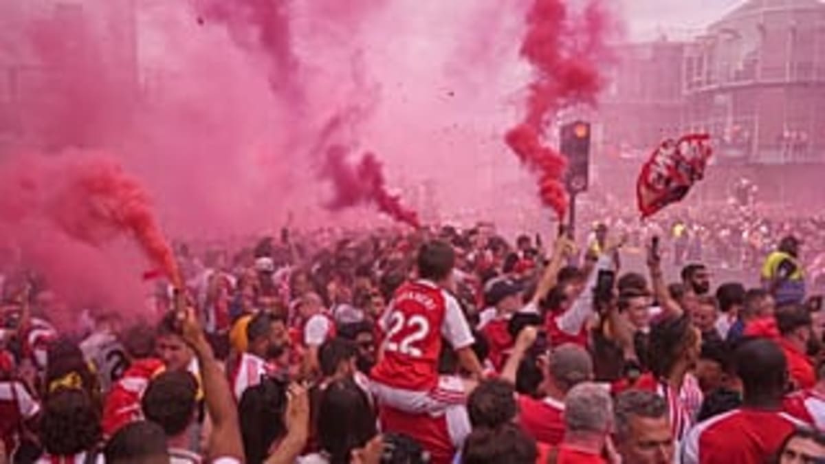 Arsenal Fans Celebrate First Premier League Win in 22 Years - Image 3