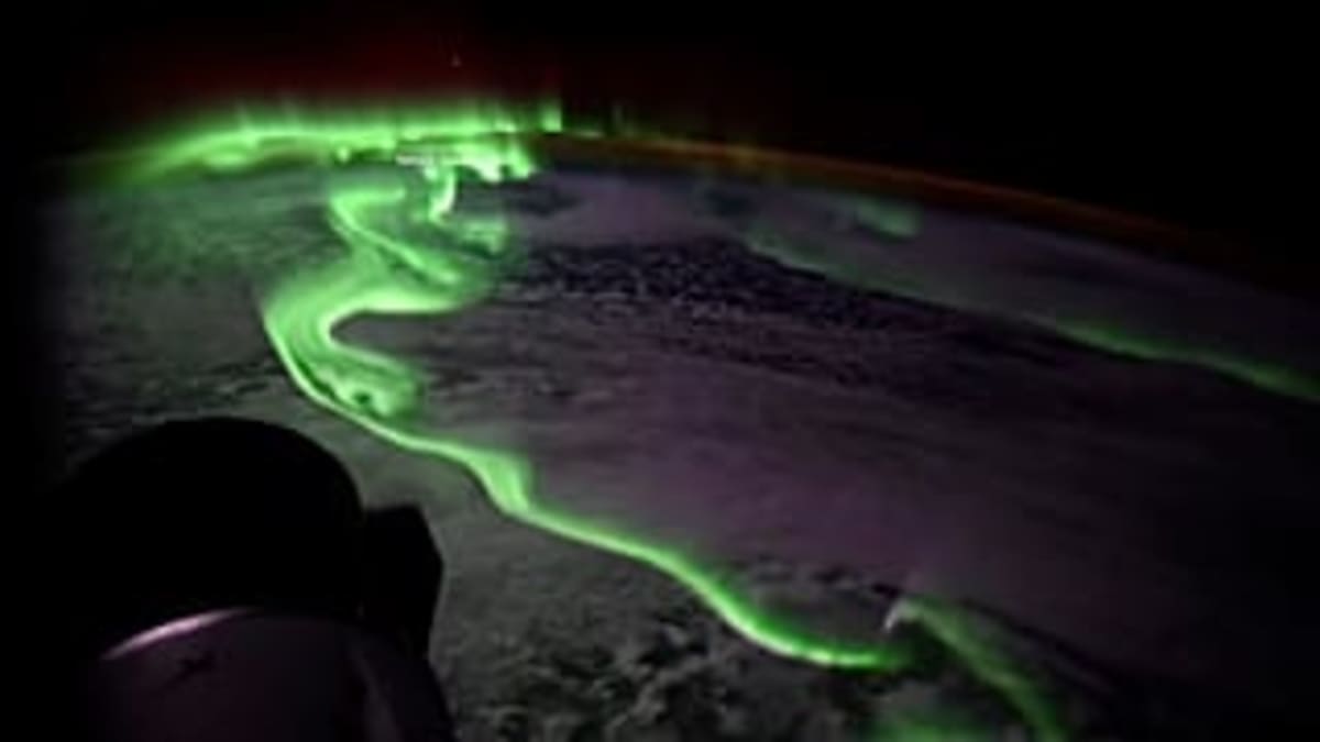 Astronaut Captures Dancing Southern Lights from Space - Image 3