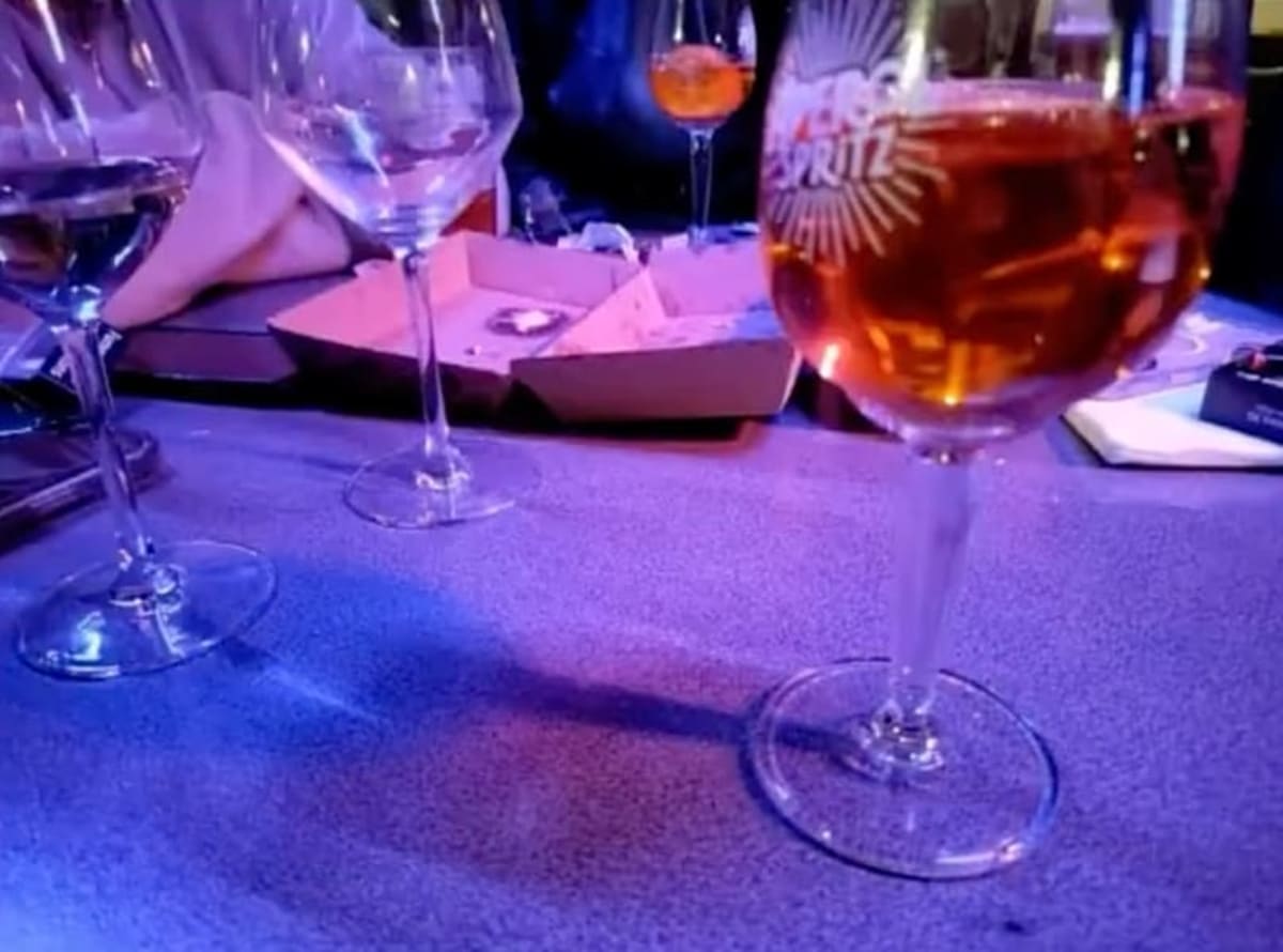 Paris Woman Wins $50K for Being World's Worst Photographer - Image 4