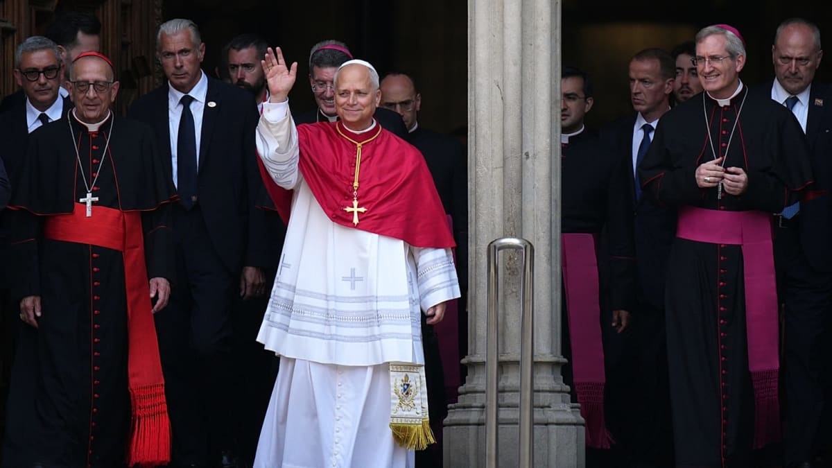 Thousands Welcome Pope Leo XIV to Barcelona - Image 2