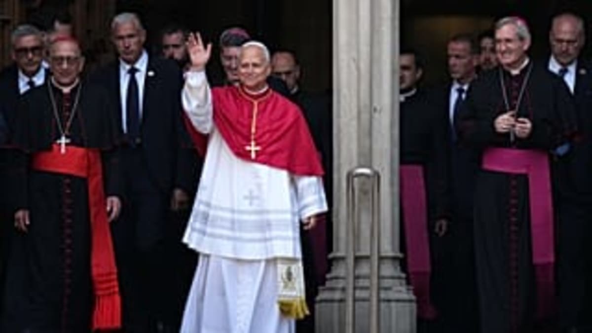 Thousands Welcome Pope Leo XIV to Barcelona - Image 3