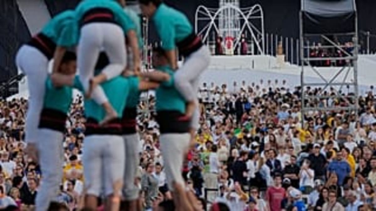 40K Young People Welcome Pope With Catalan Human Tower - Image 3
