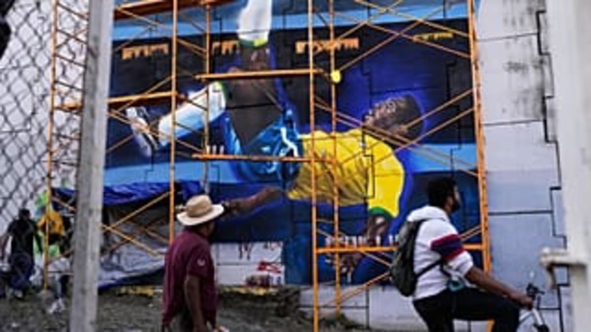 Rio Paints Streets Green and Yellow for World Cup - Image 3