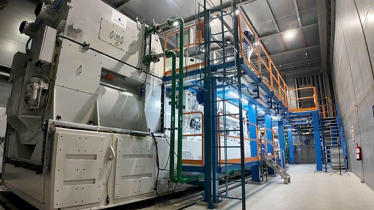 Large industrial hydrogen-powered engine at Wärtsilä's facility in northern Spain generating clean electricity