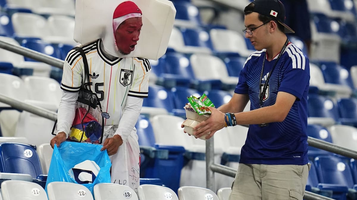 Japan Fans Clean Stadium After 4-0 World Cup Win - Image 2