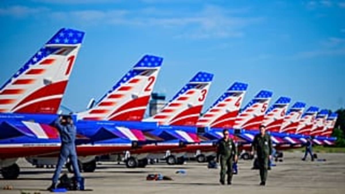French Jets Paint NYC Sky Red, White & Blue for July 4th - Image 3