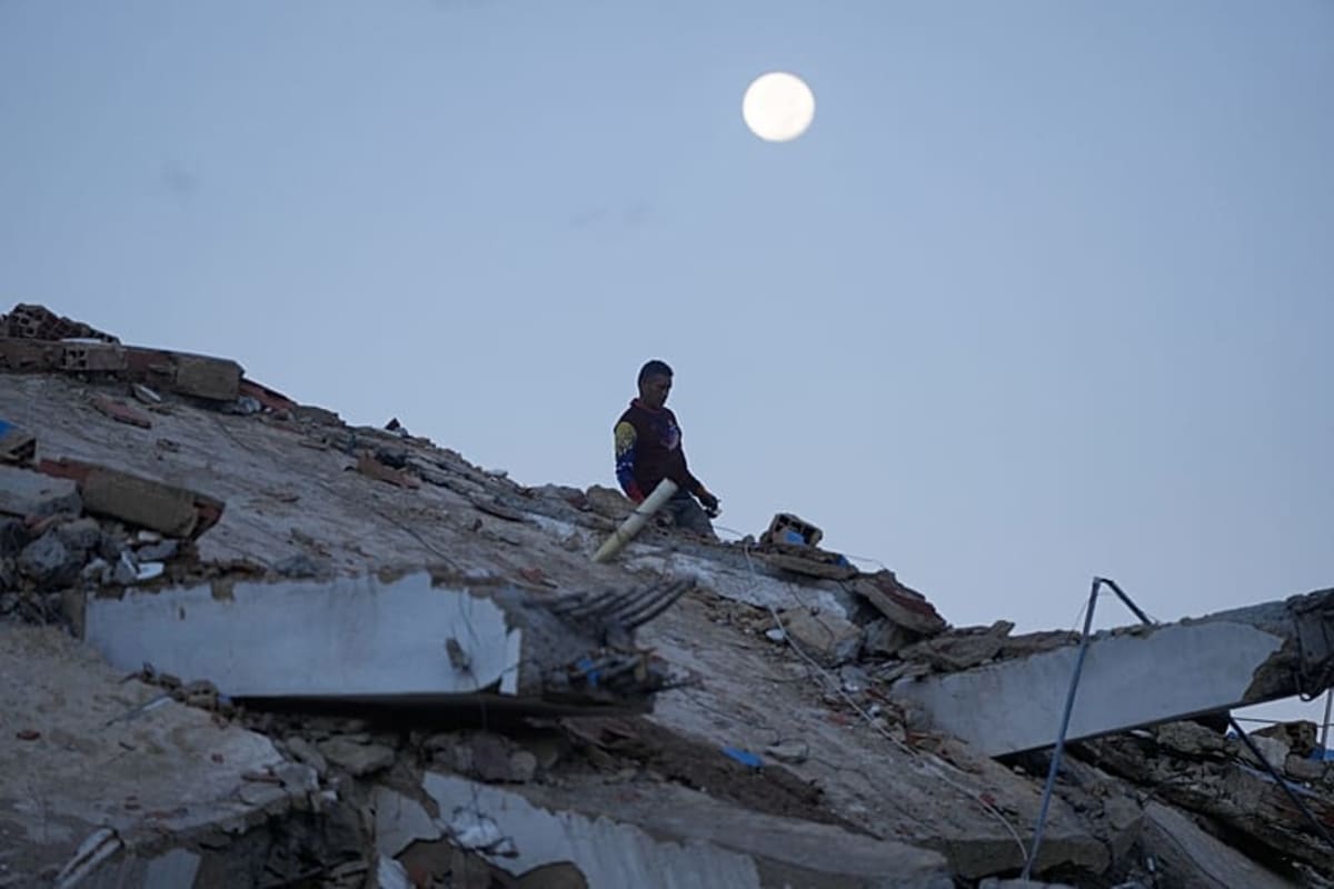 Security Guard Rescued Alive 8 Days After Venezuela Quakes - Image 3