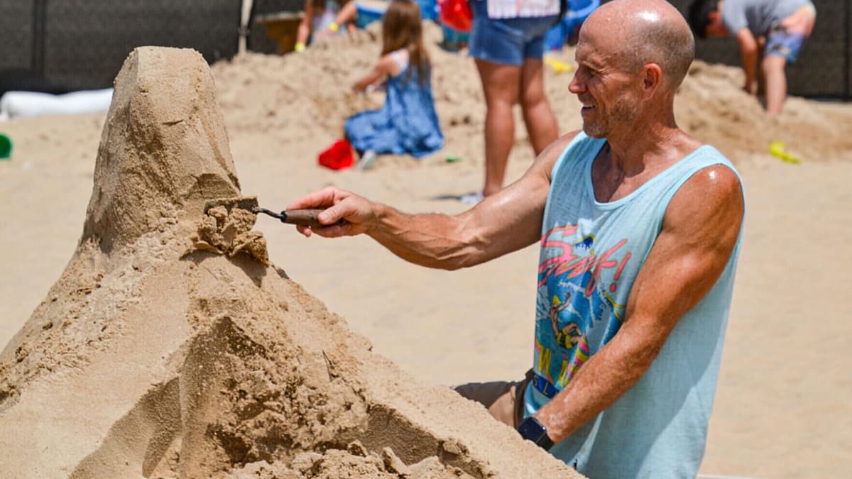 Croatian Beach Transforms Into Ocean Animal Sand Gallery - Image 2