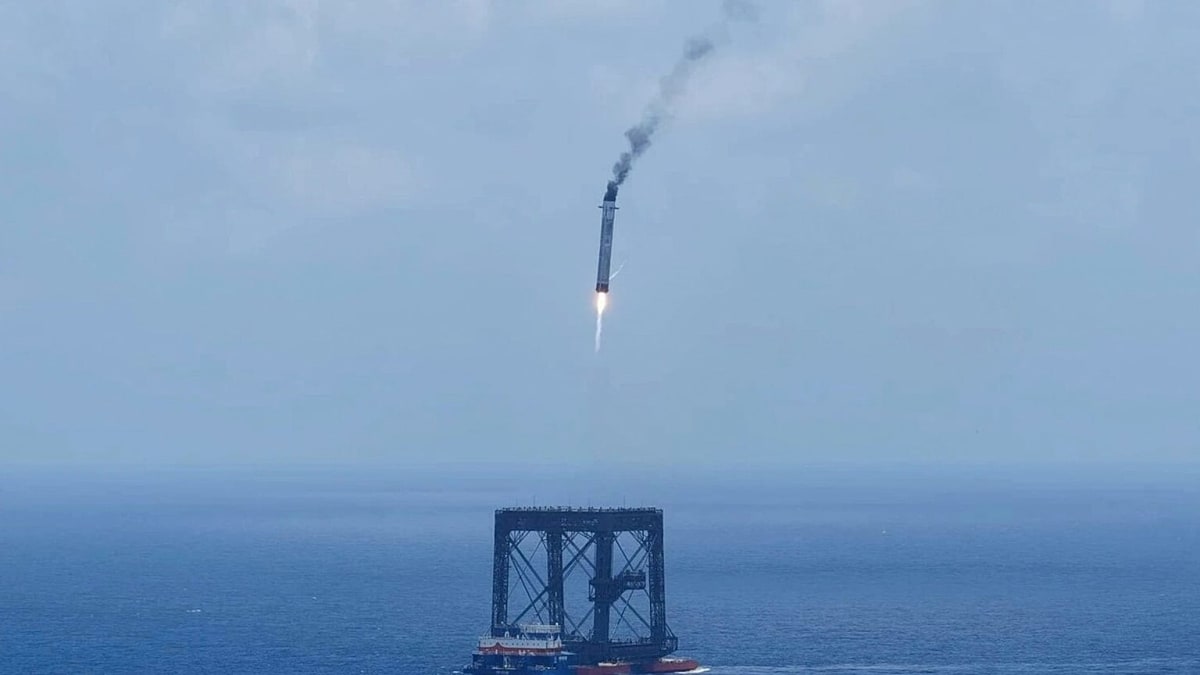 China Lands Rocket Booster on Ocean Platform for First Time - Image 2
