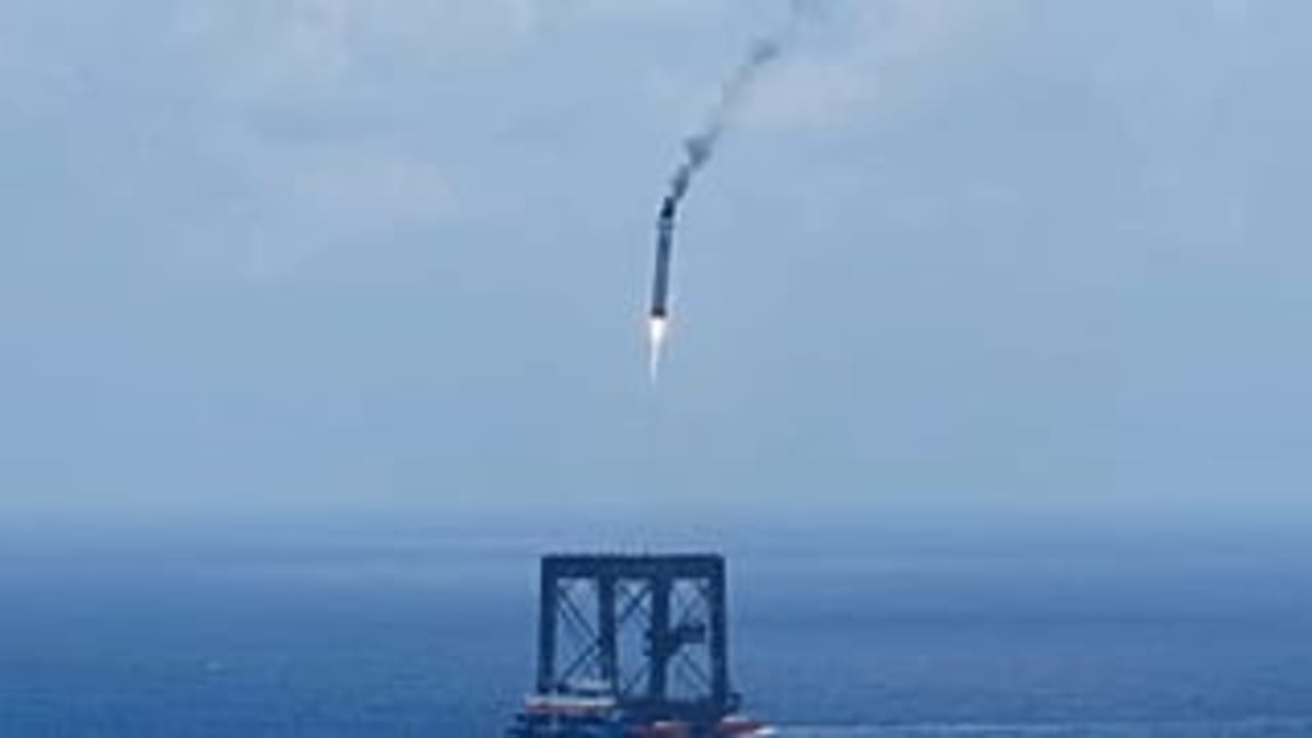 China Lands Rocket Booster on Ocean Platform for First Time - Image 3