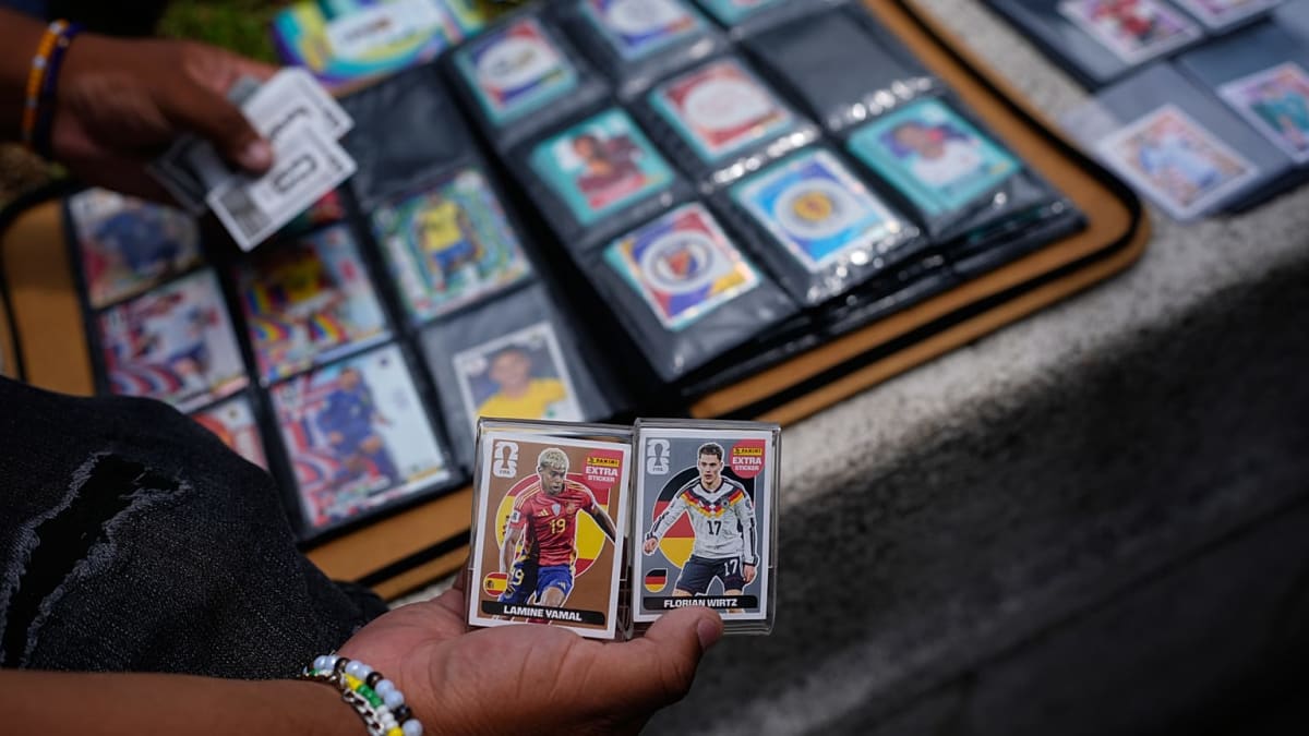 Thousands Gather in Mexico City for World Cup Sticker Swap - Image 2