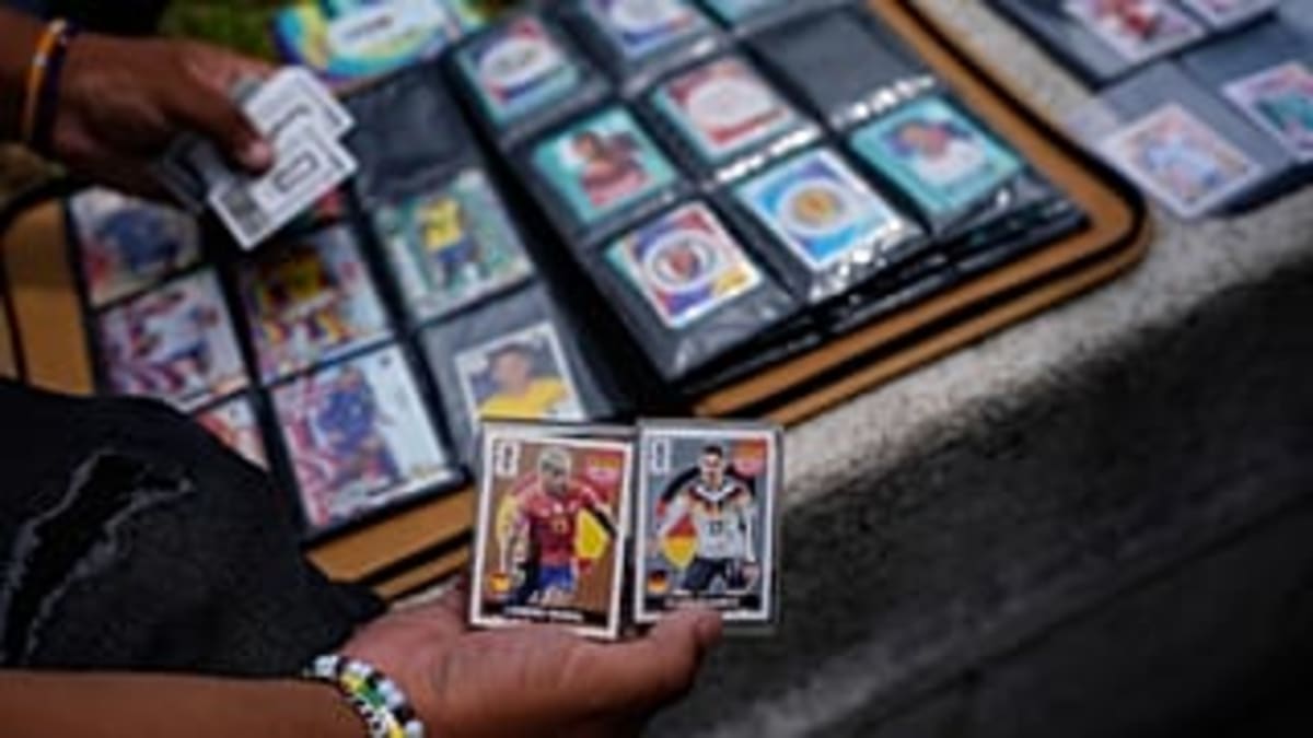 Thousands Gather in Mexico City for World Cup Sticker Swap - Image 3