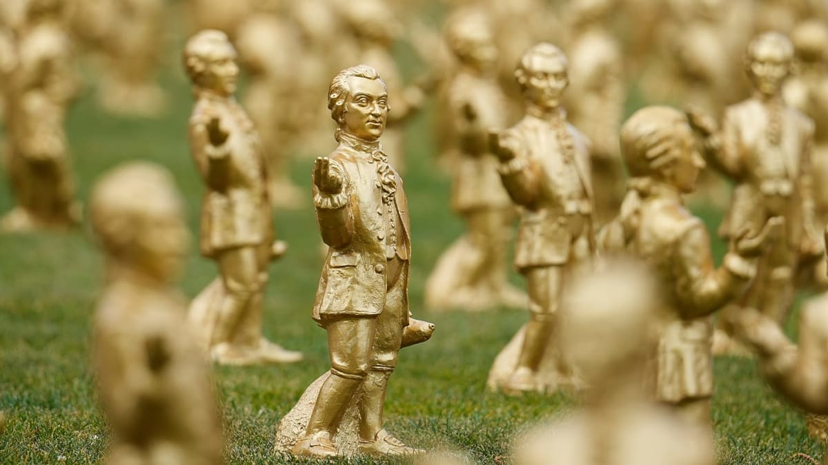 Salzburg Unveils 300 Gold Mozart Statues for 270th Birthday - Image 2