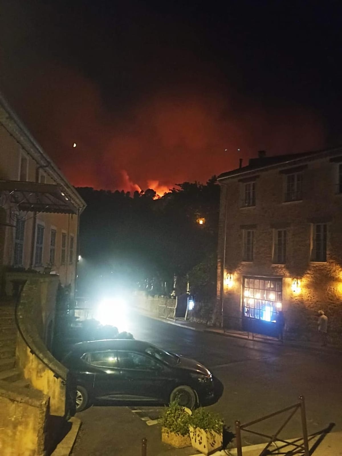 French Village Survives Wildfire With Open Doors and Kindness - Image 3
